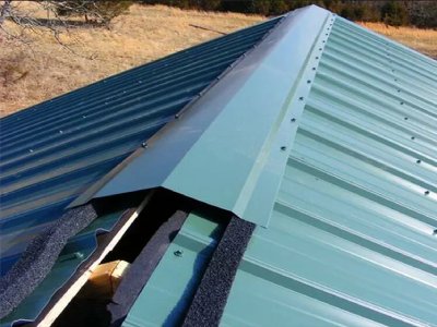 установленный конек на крыше